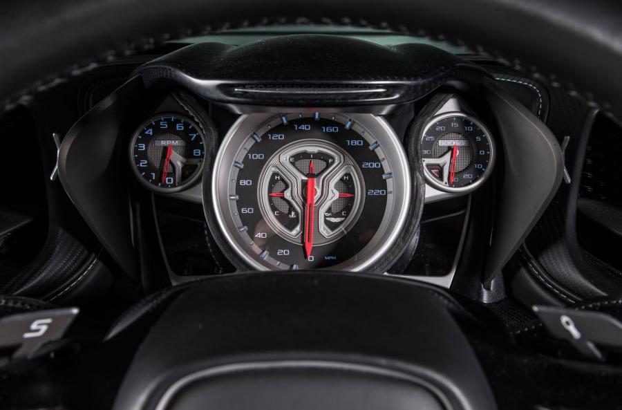 Панель приборов Aston Martin DB10 2015 года  (фото 18 из 35)
